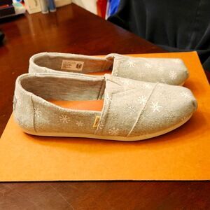 Toms Women's Gray Slip-On Shoes w/ Snowflakes Size 6.5
